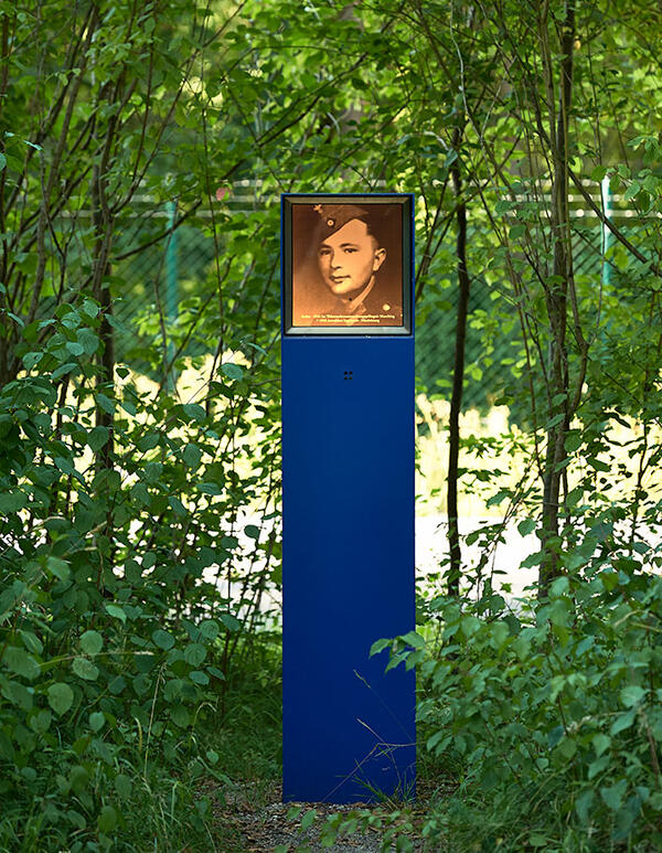 Bild vergrößern: Die Blaue Stele von Johann Pommer in der Nhe des Auwaldsees.