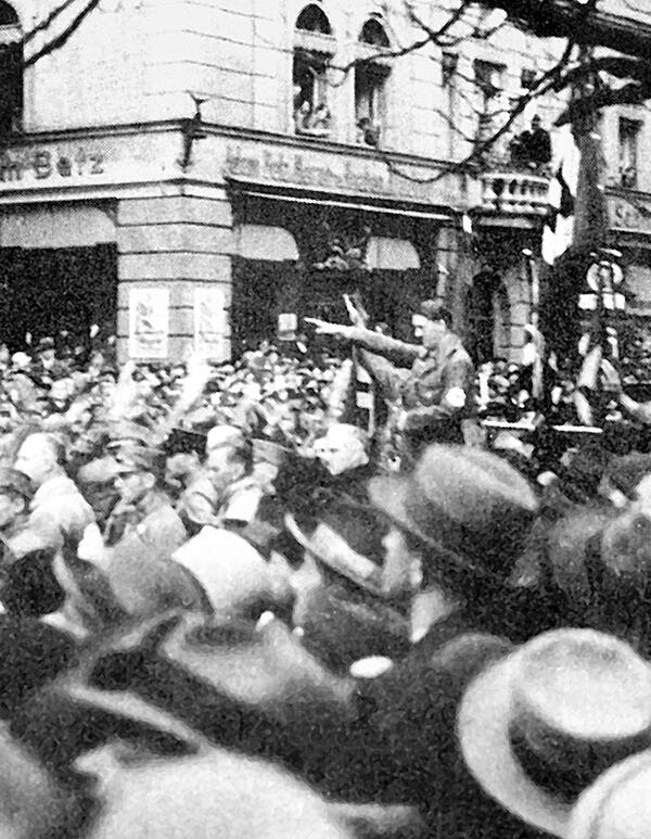 Bild vergrößern: Hitler vor einer Menschenmenge auf dem Rathausplatz in Ingolstadt.