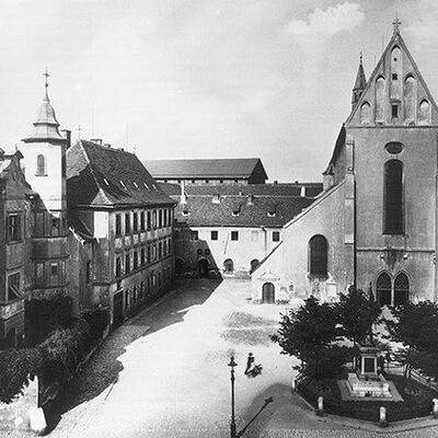 Bild vergrößern: Historische Situation vor der Franziskanerkirche.