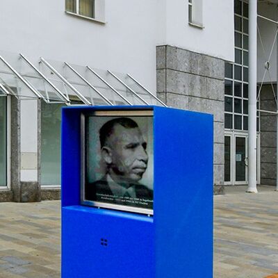 Bild vergrößern: Stele von Georg Oberhäußer.