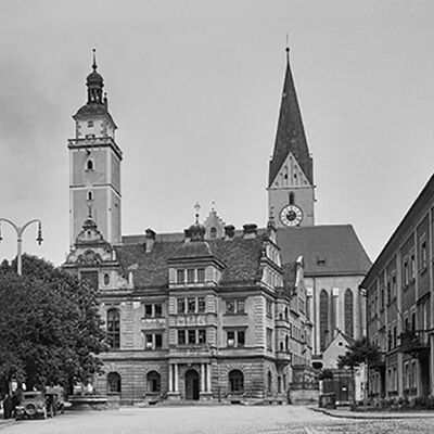 Bild vergrößern: Historische Situation vor dem Rathaus.