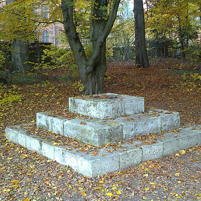 Bild vergr&ouml;&szlig;ern: Das dreistufige Steinpodest der ehemaligen Nagels&auml;ule.