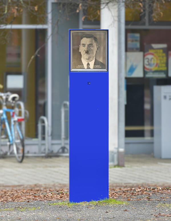 Bild vergrößern: Die Blaue Stele von Josef Strobl vor dem Sozialen Rathaus auf dem Josef-Strobl-Platz.