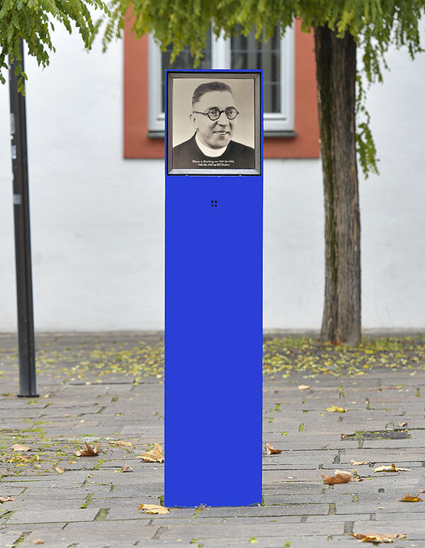 Bild vergrößern: Die Blaue Stele von Johann Landgraf vor der Harderstr. 6.