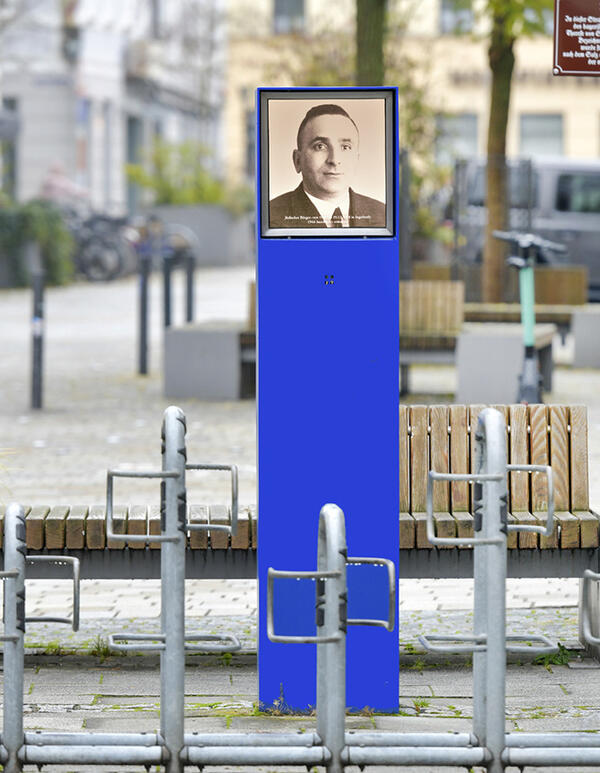 Bild vergrößern: Die Blaue Stele von Jakob Leiter vor der Theresiensstr. 23.