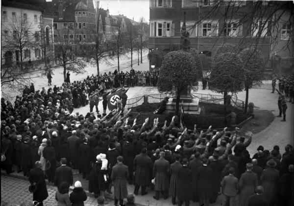 Bild vergrößern: Propaganda-Veranstaltung der NSDAP in der Harderstr. vor einem Kriegerdenkmal.