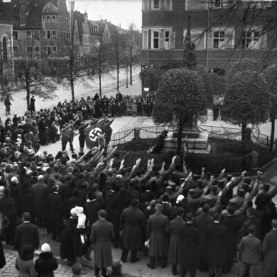 Bild vergr&ouml;&szlig;ern: Propaganda-Veranstaltung der NSDAP in der Harderstr. vor einem Kriegerdenkmal.