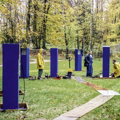 Bild vergr&ouml;&szlig;ern: 1998 werden im Luitpoldpark die Blauen Stelen installiert.