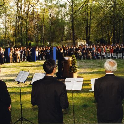 Bild vergr&ouml;&szlig;ern: Das Mahnmal wird am 26. April 1999, dem Jahrestag von Befreiung und Kriegsende, &uuml;bergeben. Am Rednerpult der damalige Oberb&uuml;rgermeister Peter Schnell.