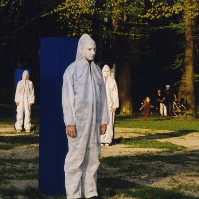 Bild vergr&ouml;&szlig;ern: Wei&szlig; gekleidete Personen vor den blauen Stele im Luitpoldpark w&auml;hrend einer Kunstaktion.